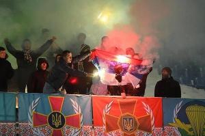 На матче Украинской Премьер-Лиги, фанаты подожгли флаг России 1.jpg